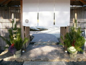 kadomatsu ai lati di un cancello
